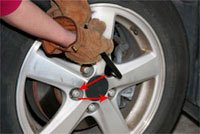 removing lug nuts from tire
