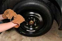 tightening lug nuts on spare tire