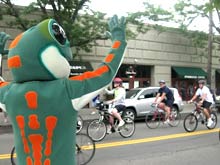 Gecko at Soldier Ride event Gecko waves at Soldier Ride cyclists