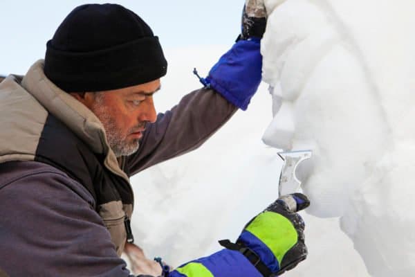 artist-creates-snow-sculpture