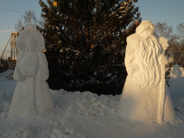 festive-snow-sculptures